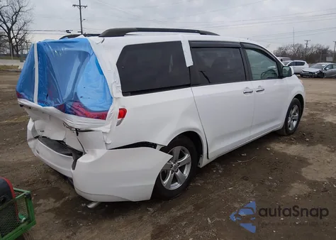 2014 Toyota Sienna Le V6 7 Passenger Auto Access Seat/Le V6 7 Passenger Mobility/Le V6 8 Passenger z USA, uszkodzony, nr VIN 5TDKK3DC6ES475052